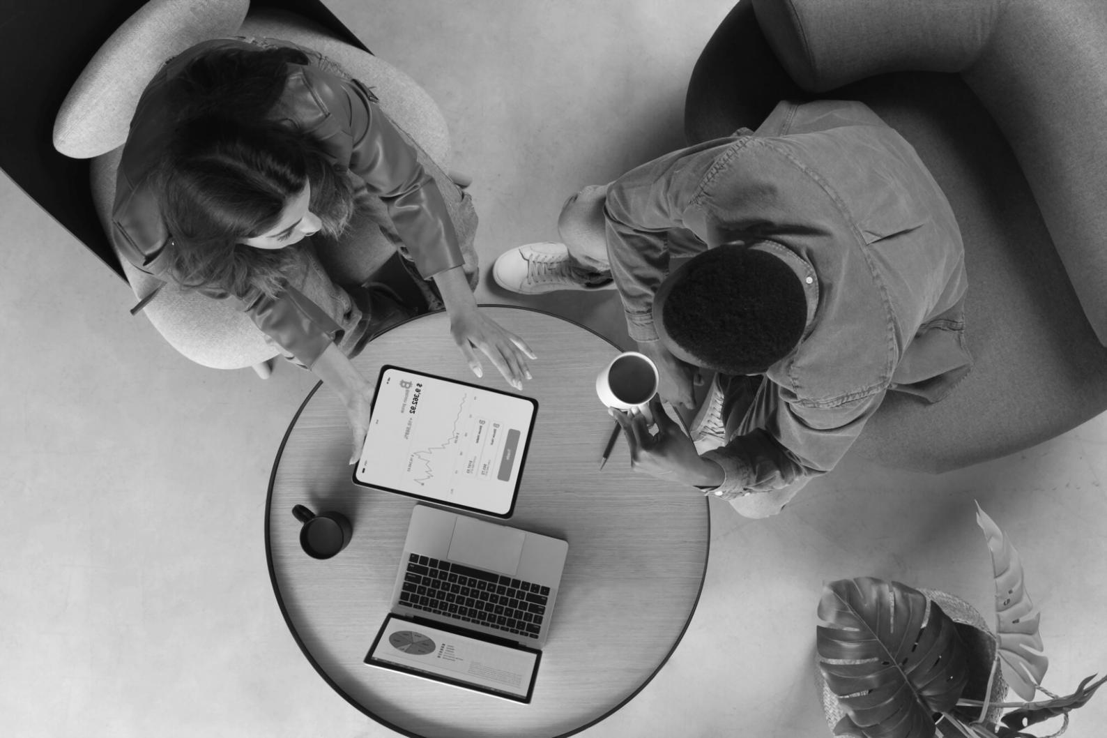 Groupe d'apprenants en finance travaillant ensemble sur des projets collaboratifs