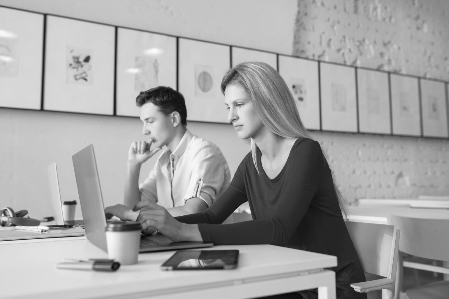 Équipe travaillant sur un projet collaboratif de finance